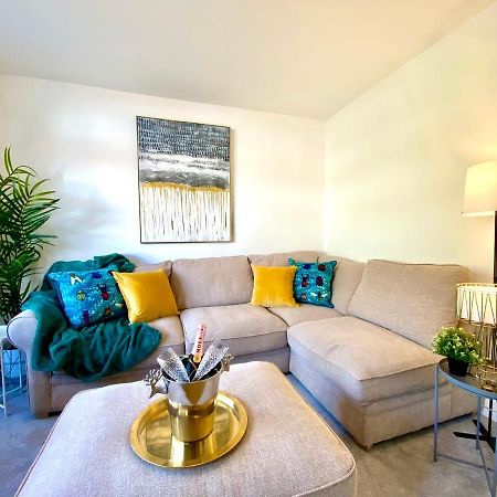 2 Min Walk To The Best Beach! Stunning Newly Refurbished Stylish 2 Bedroom Apartment! - Great Location - Free Parking - Fast Wifi - Smart Tv - Sleeps Up To 4! Close To Bournemouth & Poole Town Centre & Sandbanks 外观 照片