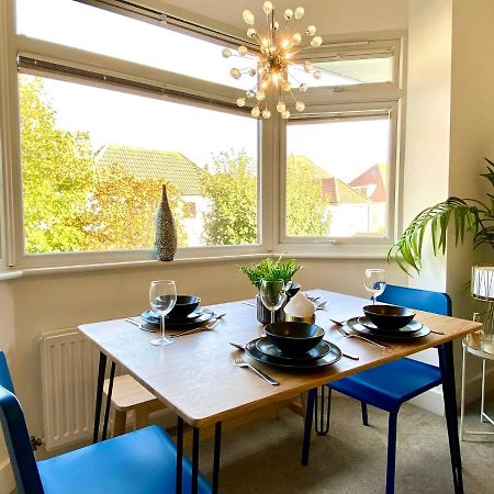 2 Min Walk To The Best Beach! Stunning Newly Refurbished Stylish 2 Bedroom Apartment! - Great Location - Free Parking - Fast Wifi - Smart Tv - Sleeps Up To 4! Close To Bournemouth & Poole Town Centre & Sandbanks 外观 照片