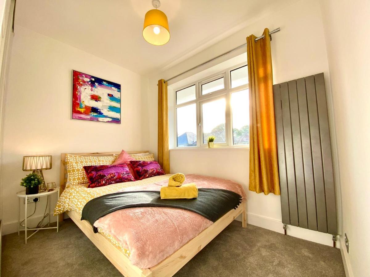 2 Min Walk To The Best Beach! Stunning Newly Refurbished Stylish 2 Bedroom Apartment! - Great Location - Free Parking - Fast Wifi - Smart Tv - Sleeps Up To 4! Close To Bournemouth & Poole Town Centre & Sandbanks 外观 照片