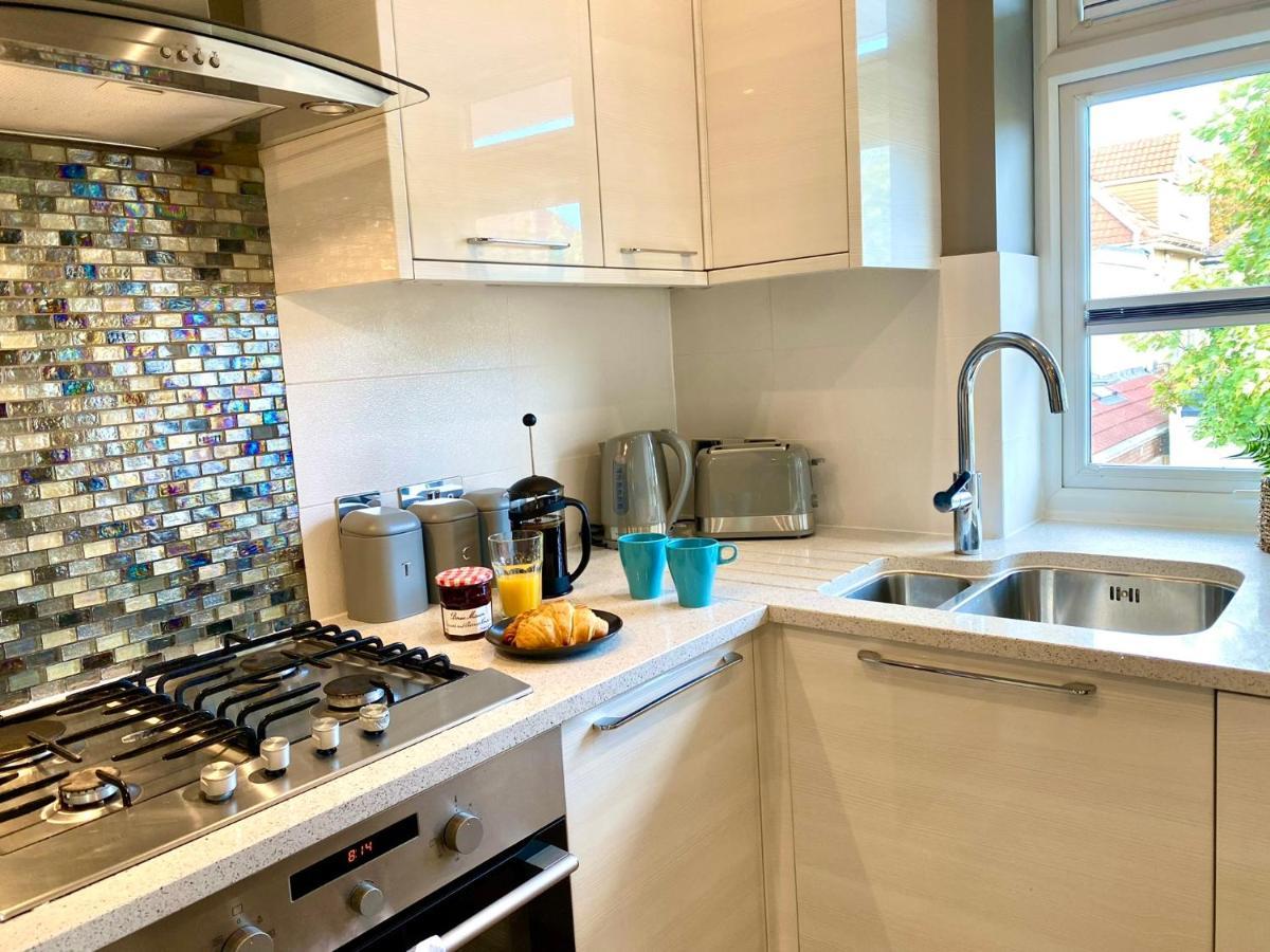 2 Min Walk To The Best Beach! Stunning Newly Refurbished Stylish 2 Bedroom Apartment! - Great Location - Free Parking - Fast Wifi - Smart Tv - Sleeps Up To 4! Close To Bournemouth & Poole Town Centre & Sandbanks 外观 照片
