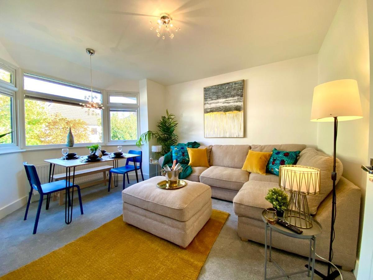 2 Min Walk To The Best Beach! Stunning Newly Refurbished Stylish 2 Bedroom Apartment! - Great Location - Free Parking - Fast Wifi - Smart Tv - Sleeps Up To 4! Close To Bournemouth & Poole Town Centre & Sandbanks 外观 照片
